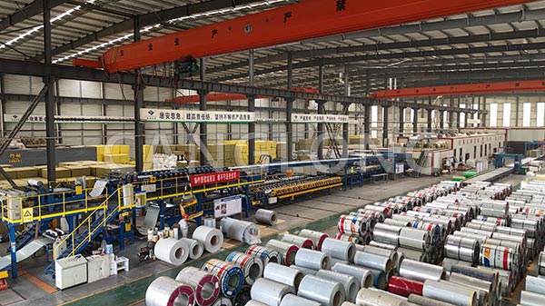 夹芯板生产车间