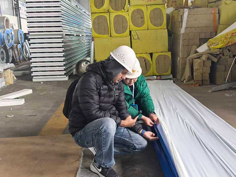 参观夹芯板生产车间