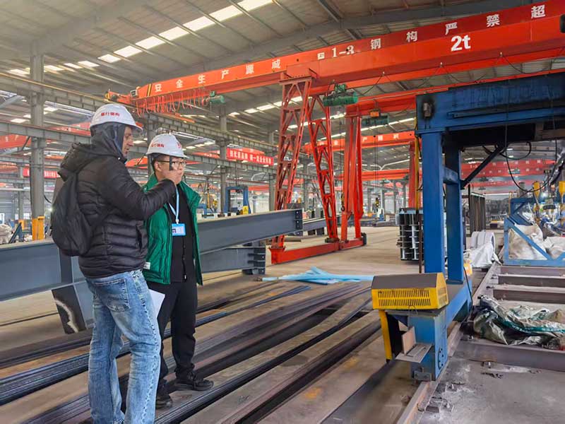参观钢结构生产车间