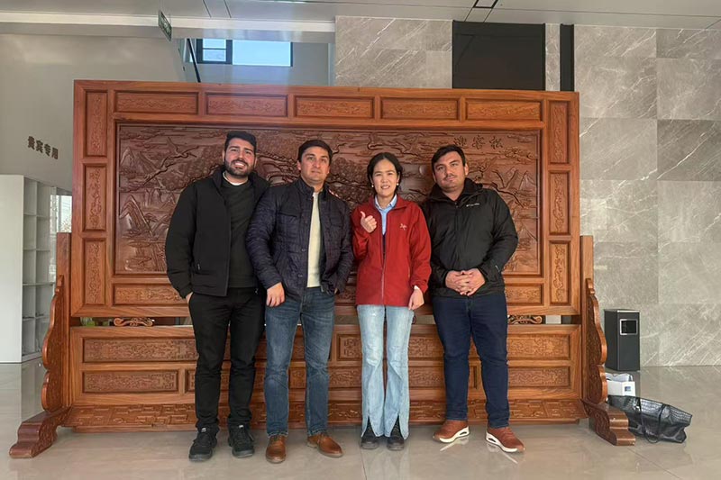 智利客户考察沧龙夹芯板生产车间