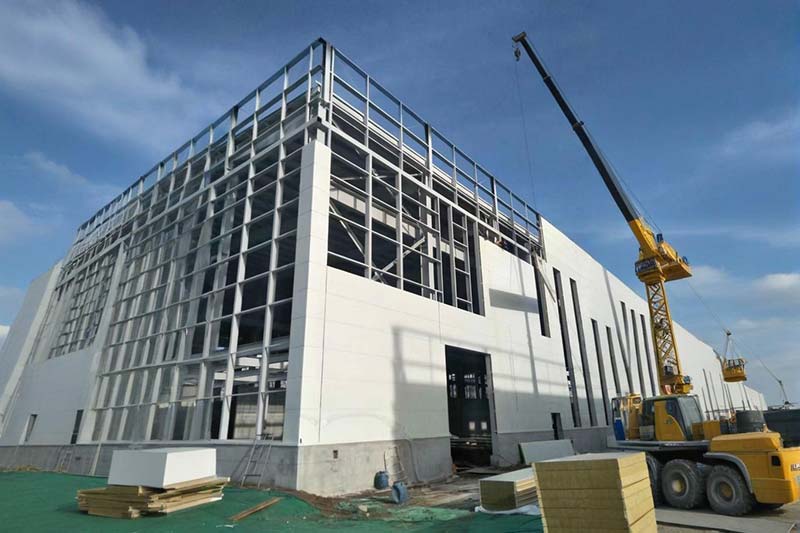 聚氨酯封边岩棉夹芯板为何成为钢结构外围护首选材料？